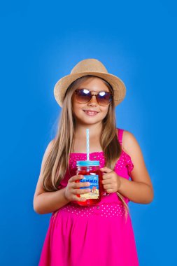 Şapka ve güneş gözlüğü yaz limonata ile olan küçük kız. Yaz tatil ve seyahat kavramı
