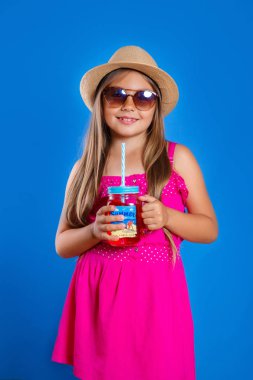 Şapka ve güneş gözlüğü yaz limonata ile olan küçük kız. Yaz tatil ve seyahat kavramı