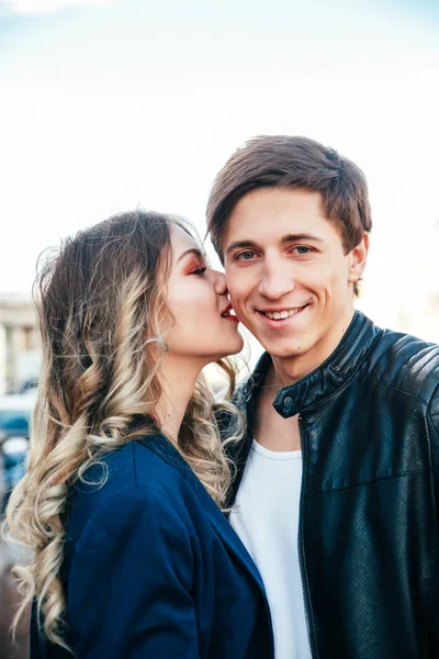 Pasangan Muda Yang Bahagia Menghabiskan Liburan Petersburg Keduanya Terlihat Sangat — Stok Foto