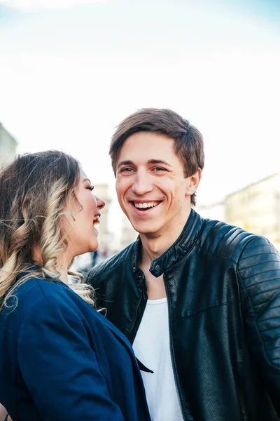 Mutlu genç çift St. Petersburg'da tatil tatil harcamaktadır. İkimiz de çok mutlu gibi. Onlar eski şehir sokaklarında geziniyor