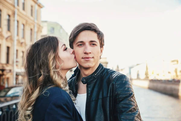 Heureux Jeune Couple Passe Des Vacances Saint Pétersbourg Les Deux — Photo