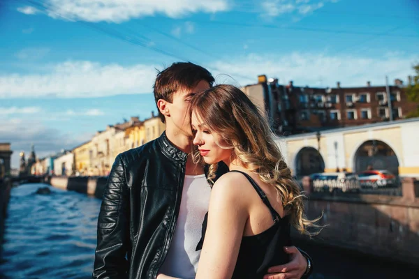 Mutlu genç çift St. Petersburg'da tatil tatil harcamaktadır. İkimiz de çok mutlu gibi. Onlar eski şehir sokaklarında geziniyor