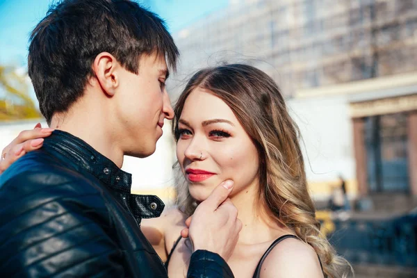 Glückliches Junges Paar Verbringt Urlaube Petersburg Beide Sehen Wirklich Glücklich — Stockfoto