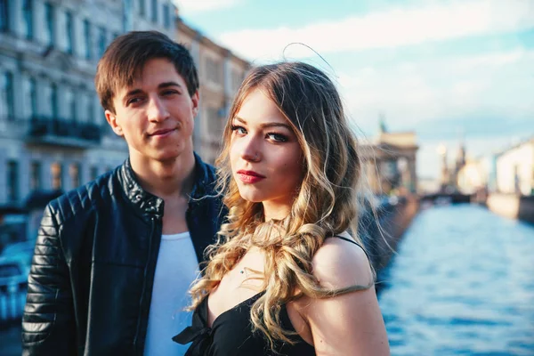 Mutlu genç çift St. Petersburg'da tatil tatil harcamaktadır. İkimiz de çok mutlu gibi. Onlar eski şehir sokaklarında geziniyor