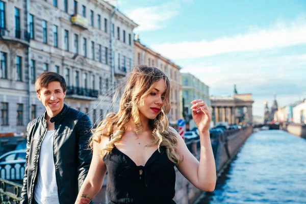Mutlu genç çift St. Petersburg'da tatil tatil harcamaktadır. İkimiz de çok mutlu gibi. Onlar eski şehir sokaklarında geziniyor