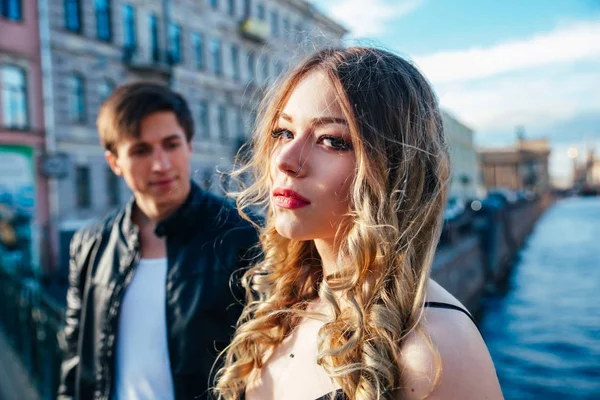 Mutlu genç çift St. Petersburg'da tatil tatil harcamaktadır. İkimiz de çok mutlu gibi. Onlar eski şehir sokaklarında geziniyor