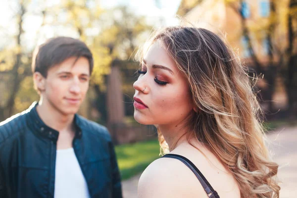 Sarılma ve öpüşme sokak şehrin aşık genç çift