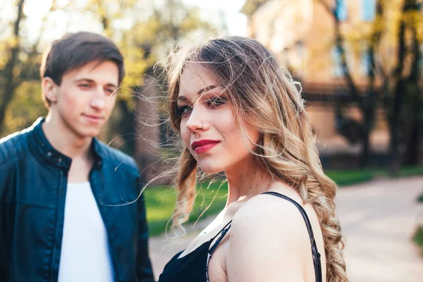 Sarılma ve öpüşme sokak şehrin aşık genç çift