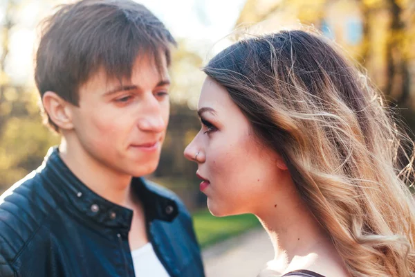 Jeune Couple Amoureux Embrasser Embrasser Dans Ville Rue — Photo