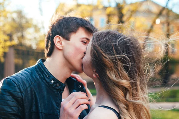 Young Couple Love Hugging Kissing Street City — Stock Photo, Image