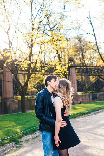 Jovem Casal Apaixonado Abraçando Beijando Cidade Rua — Fotografia de Stock