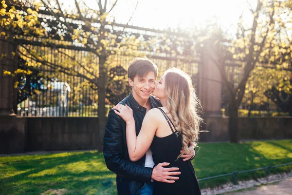 Pareja Joven Enamorada Abrazándose Besándose Ciudad Calle —  Fotos de Stock