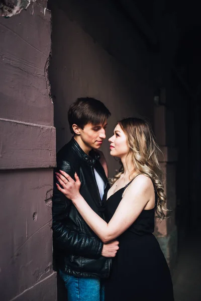 Jovem Casal Apaixonado Abraçando Beijando Cidade Rua — Fotografia de Stock