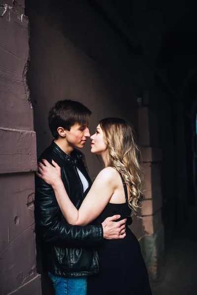 Junges Verliebtes Paar Umarmt Und Küsst Sich Auf Der Straße — Stockfoto