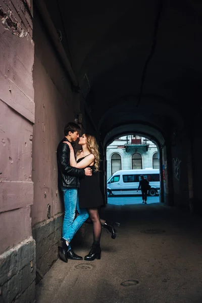 Молодая Пара Влюбленных Обнимает Целует Улице Города — стоковое фото