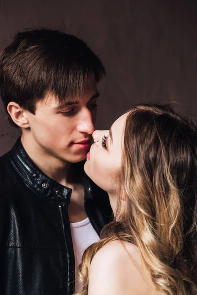 Jovem Casal Apaixonado Abraçando Beijando Cidade Rua — Fotografia de Stock