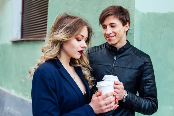 Kahve açık havada eski Avrupa şehirde yürüyüş ile mutlu bir romantik çift portresi