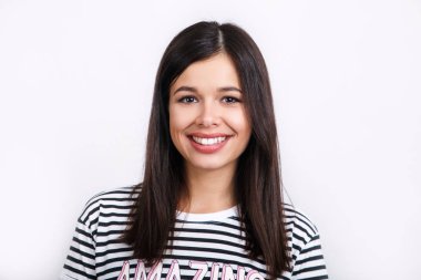 Olumlu insan duyguları. Kameraya bakarak gülen mutlu esmer kız portresi headshot