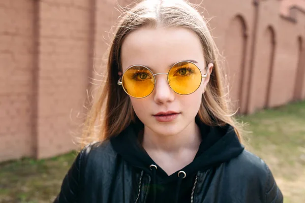 Belle Jeune Fille Mode Lunettes Soleil Jaunes Ville — Photo