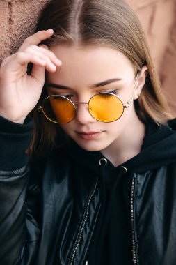 güzel moda çocuk kız şehirde sarı güneş gözlüğü