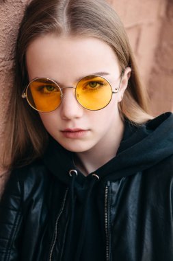 güzel moda çocuk kız şehirde sarı güneş gözlüğü