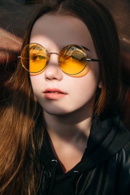 City, sarı güneş gözlüğü uzun sarı saçlı güzel şık genç kız sokak moda çocuğu,