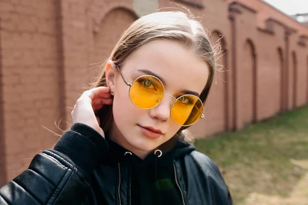 Güzel Moda Çocuk Kız Şehirde Sarı Güneş Gözlüğü — Stok fotoğraf