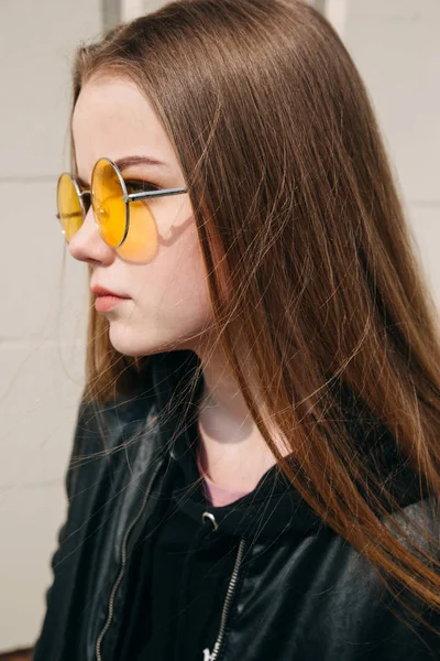 City Sarı Güneş Gözlüğü Uzun Saçlı Güzel Moda Çocuk Kız — Stok fotoğraf