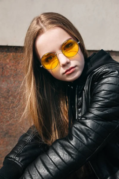 Όμορφο Μοντέρνο Έφηβο Κορίτσι Μακριά Μαλλιά Κίτρινα Γυαλιά Ηλίου Στην — Φωτογραφία Αρχείου