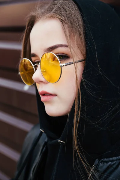 Concepto Niño Moda Niña Elegante Con Ropa Casual Negra Gafas — Foto de Stock