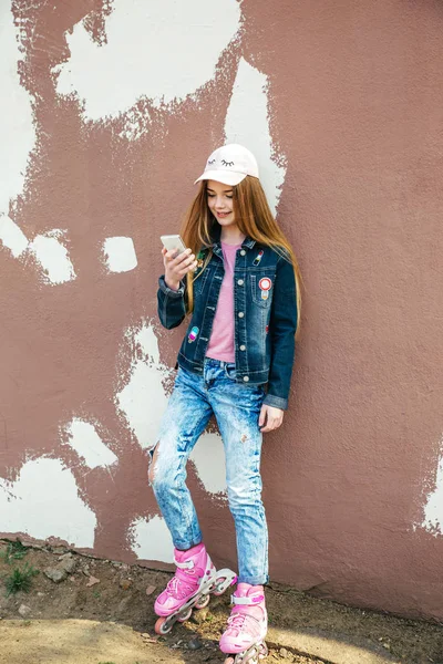 Portrait closeup beautiful young girl in city. Smiling girl in hat with smartphone — Stock Photo, Image