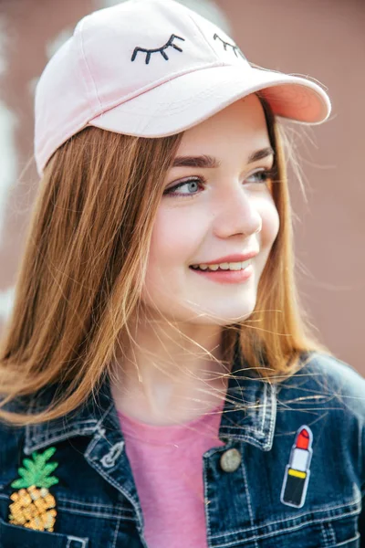 Ritratto primo piano bella ragazza in città. Sorridente ragazza in cappello — Foto Stock