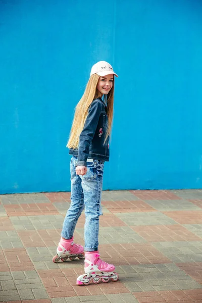 Chica joven en patines en la ciudad — Foto de Stock