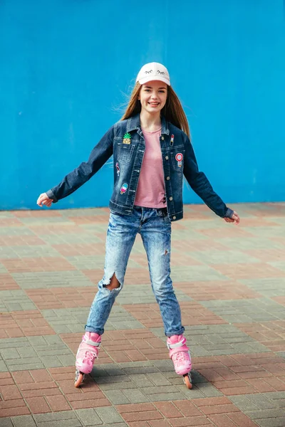Chica joven en patines en la ciudad — Foto de Stock