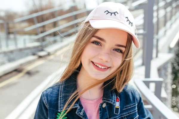 Retrato closeup bela jovem na cidade. Menina sorridente de chapéu — Fotografia de Stock