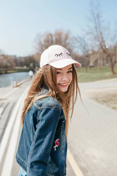 Retrato de primer plano hermosa joven en la ciudad. Sonriente chica en sombrero — Foto de Stock