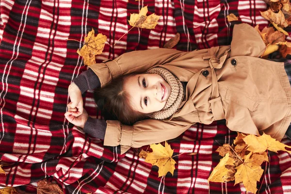 Kleine Meisje Speelt Herfstbladeren Park — Stockfoto