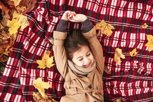 Mały Dziewczyna Gra Liści Jesienią Parku — Zdjęcie stockowe
