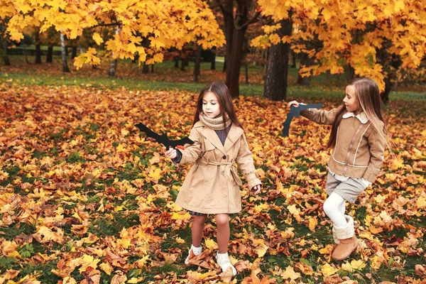 Halloween Nietoperzy Dwa Małe Siostry Grając Jesienny Park — Zdjęcie stockowe