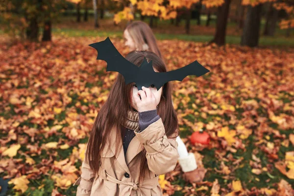 Halloween Nietoperzy Dwa Małe Siostry Grając Jesienny Park — Zdjęcie stockowe