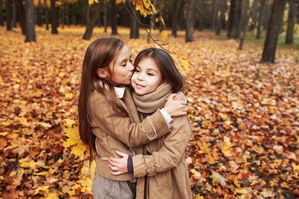 Linda Dos Hermanitas Abrazándose Parque Otoño — Foto de Stock