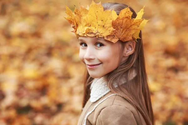 Portret Liitle Dziewczyna Korona Liści Parku Jesień — Zdjęcie stockowe