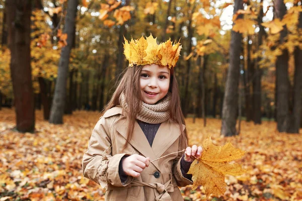 Retrato Liitle Linda Chica Con Corona Hojas Parque Otoño — Foto de Stock