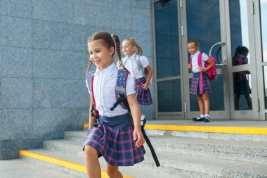 okul çocukları okuldan sonra çalışan sırt çantası ile portresi. Ders başlangıcı. Sonbaharın ilk günü.