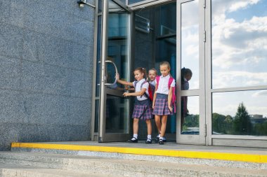 okul çocukları okuldan sonra çalışan sırt çantası ile portresi. Ders başlangıcı. Sonbaharın ilk günü.