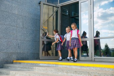 okul çocukları okuldan sonra çalışan sırt çantası ile portresi. Ders başlangıcı. Sonbaharın ilk günü.