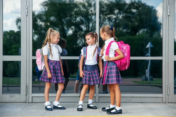 Leerlingen Van Basisschool Meisjes Met Rugzakken Buurt Van Gebouw Buitenshuis — Stockfoto