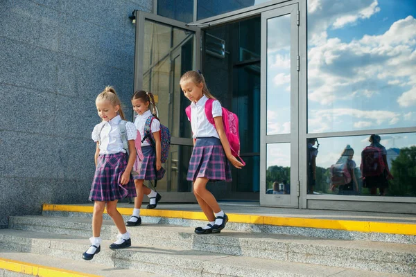 Retrato Crianças Escola Com Mochila Correndo Depois Escola Início Das — Fotografia de Stock