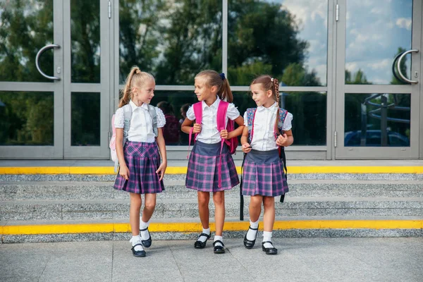 Leerlingen Van Basisschool Meisjes Met Rugzakken Buurt Van Gebouw Buitenshuis — Stockfoto