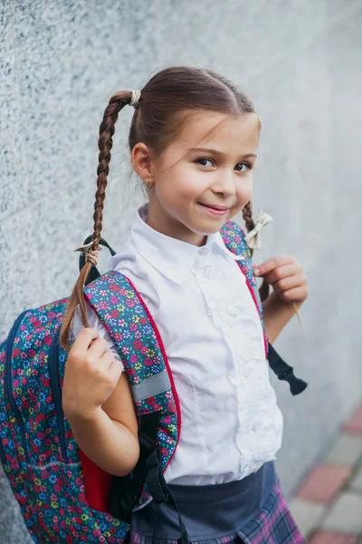 Žák Základní Školy Knihou Ruce Dívka Batohem Blízko Budovy Venku — Stock fotografie